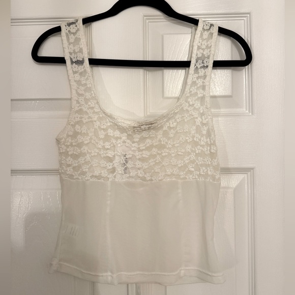 White top - Picture 3 of 5